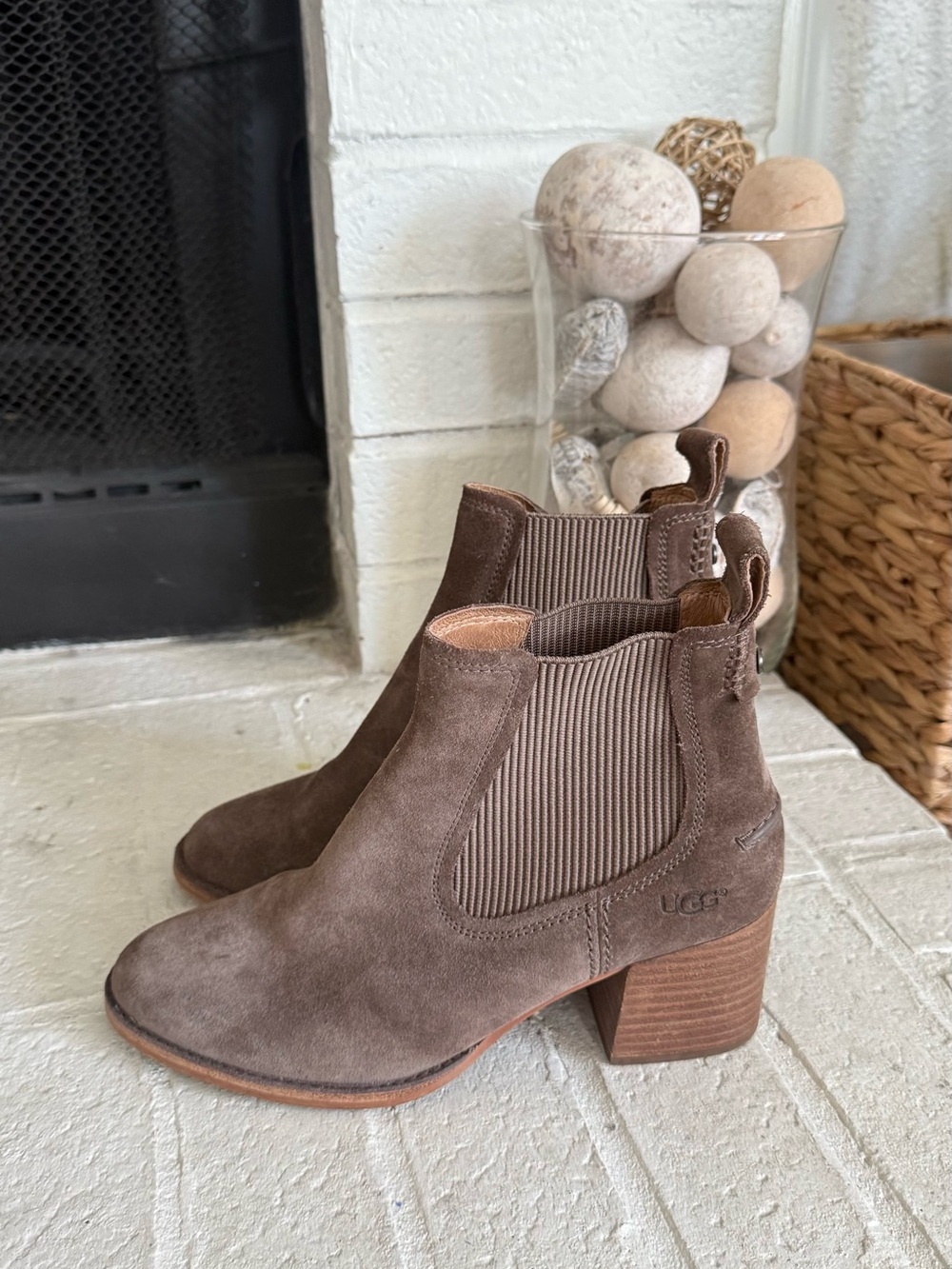 UGG Women’s Brown Suede Chelsea Ankle Boots Block Heel Pull On Size US 7.5 EU 38